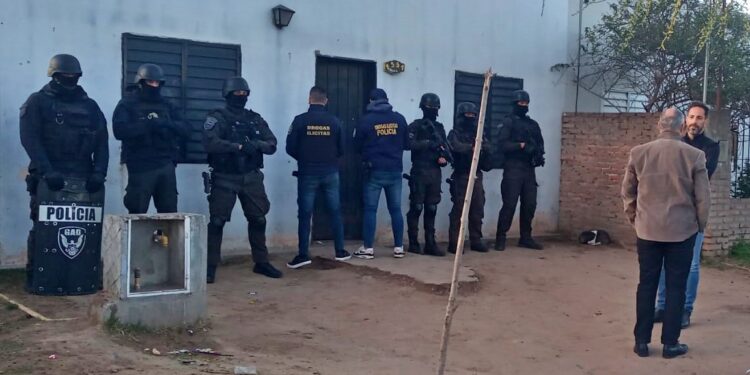 DOS MUJERES DETENIDAS POR COMERCIALIZACION DE DROGAS. HUBO 5 ALLANAMIENTOS