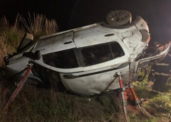 VUELCO EN RUTA. CONDUCTORA AFORTUNADAMENTE ILESA