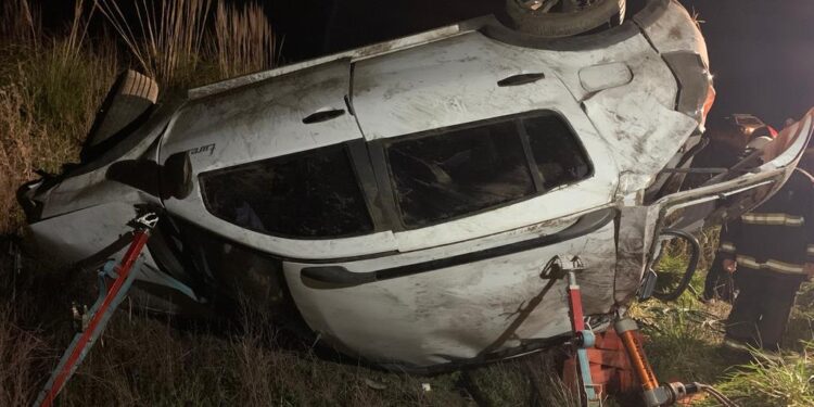 VUELCO EN RUTA. CONDUCTORA AFORTUNADAMENTE ILESA