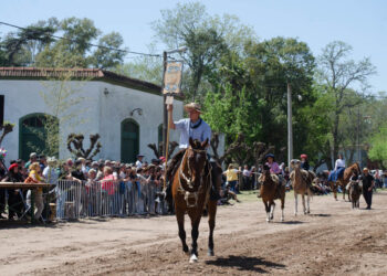 MÁXIMO FERNÁNDEZ CELEBRÓ SUS 130 AÑOS CON DESFILE Y ACTUACIONES MUSICALES