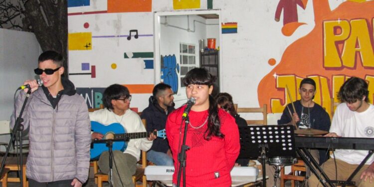 MÚSICA EN BANDADA EN EL CENTRO JUVENIL