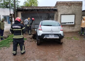 CEDIO EL PISO FRENTE A UNA VIVIENDA Y UN AUTO CAYO EN UN POZO