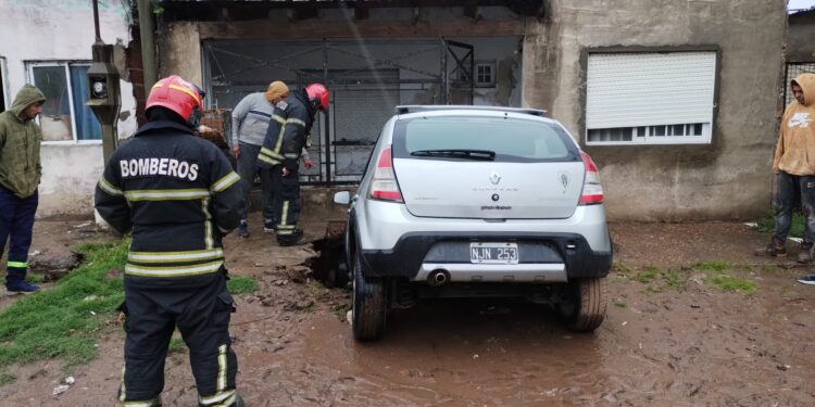 CEDIO EL PISO FRENTE A UNA VIVIENDA Y UN AUTO CAYO EN UN POZO