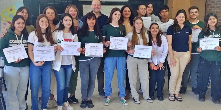 ENTREGA DE DIPLOMAS POR LA FINALIZACION DE PASANTIAS EDUCATIVAS EN EMPRESAS 1 ENTREGA DE DIPLOMAS POR LA FINALIZACION DE PASANTIAS EDUCATIVAS EN EMPRESAS