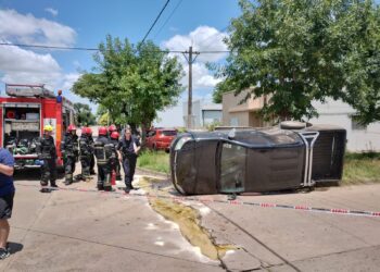 UNA MUJER CON HERIDAS LUEGO DE UN VIOLENTO CHOQUE