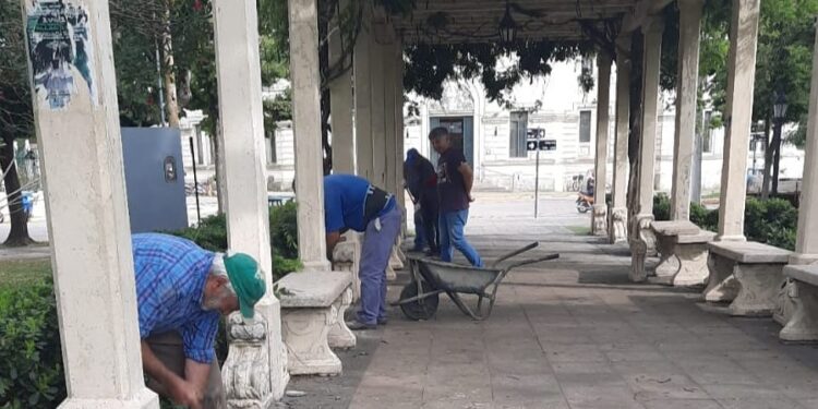 AVANZAN  TRABAJOS DE RECUPERACIÓN Y EMBELLECIMIENTO DE LA PLAZA 25 DE MAYO