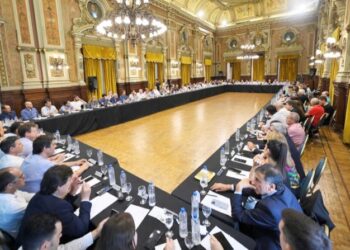INTENDENTES Y LEGISLADORES DE LA CUARTA EN REUNIÓN CLAVE CON KICILLOF PARA ANALIZA EL DNU DE MILEI