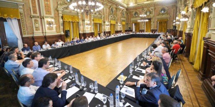 INTENDENTES Y LEGISLADORES DE LA CUARTA EN REUNIÓN CLAVE CON KICILLOF PARA ANALIZA EL DNU DE MILEI