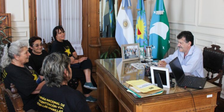 ESTRELLAS AMARILLAS FUE RECIBIDA POR EL INTENDENTE BARENGHI 1 ESTRELLAS AMARILLAS FUE RECIBIDA POR EL INTENDENTE BARENGHI