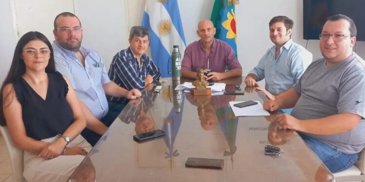 FUNCIONARIOS DE BRAGADO REUNIDOS CON EL INTENDENTE LAGO