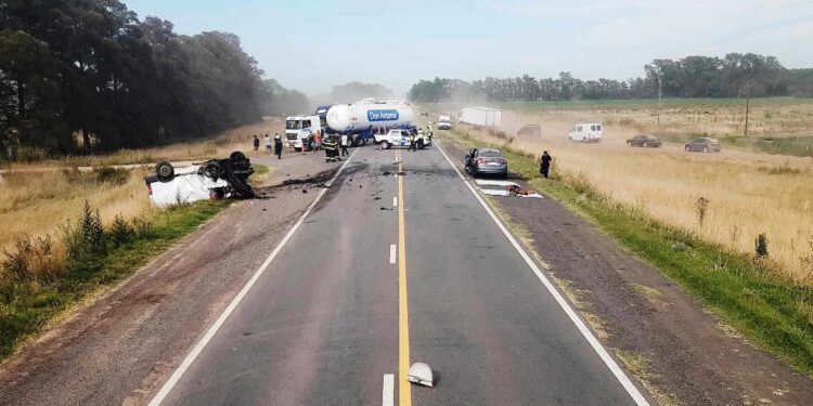 TRIPLE CHOQUE EN RUTA 5. UNA PERSONA DE CABA PERDIO LA VIDA. DOS BRAGADENSES RESULTARON CON HERIDAS GRAVES.