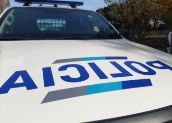 DOS MOVILES POLICIALES PROTAGONZARON UN CHOQUE AL PERSEGUIR A UN MOTOCICLISTA 9 EN OBRIEN, ENTRARON A ROBAR Y REDUJERON A LA VICTIMA