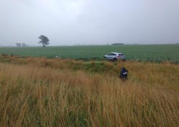 EN MEDIO DE LA INTENSA LLUVIA UN BRAGADENSE  VOLCÓ CERCA DE ALBERTI