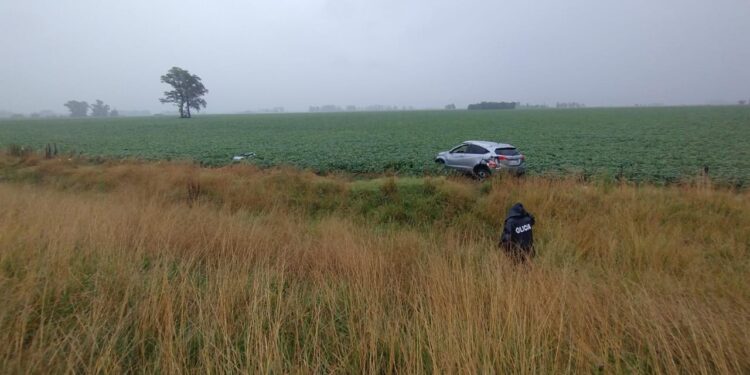 EN MEDIO DE LA INTENSA LLUVIA UN BRAGADENSE  VOLCÓ CERCA DE ALBERTI