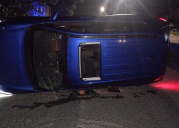 VOLCO UN AUTOMÓVIL EN CALLE SARMIENTO. POSITIVO DE ALCOHOLEMIA PARA EL CONDUCTOR