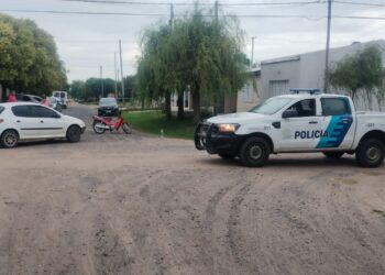 CHOQUE ENTRE MOTO Y AUTO. UNA MUJER HERIDA