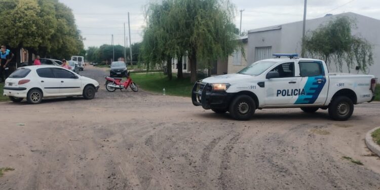 CHOQUE ENTRE MOTO Y AUTO. UNA MUJER HERIDA