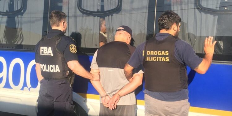 APREHENDIDO TRASLADANDO COCAÍNA EN UN TRANSPORTE DE PASAJEROS