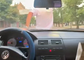 CONDUCIAN DE MANERA PELIGROSA CON UNA PERSONA SOBRE EL CAPOT