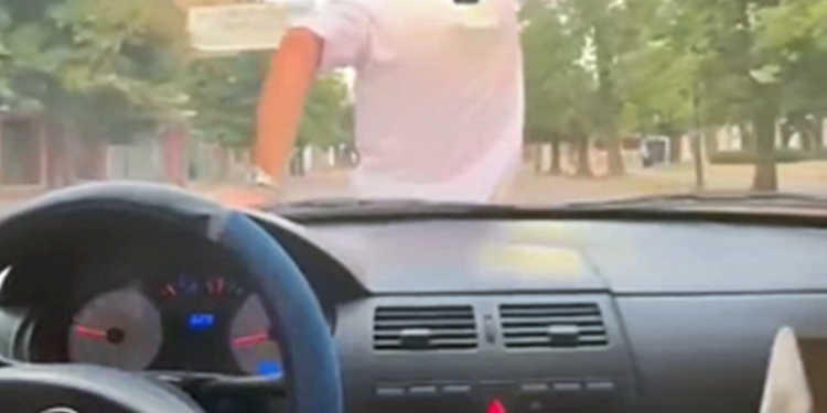 CONDUCIAN DE MANERA PELIGROSA CON UNA PERSONA SOBRE EL CAPOT