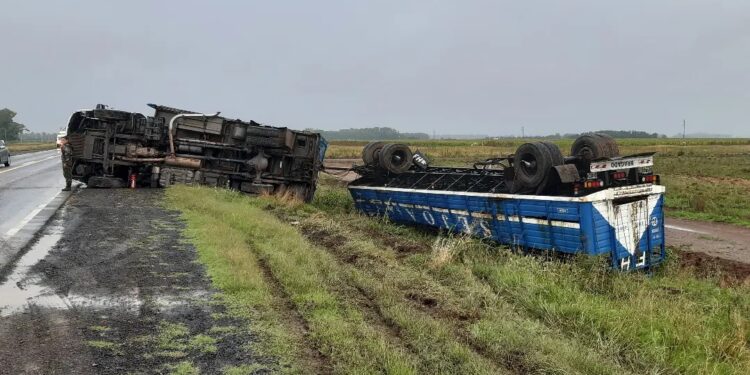 HOY EN RUTA 5, DESPISTE Y VUELCO DE UN CAMION. CHOFER BRAGADENSE ILESO 1 HOY EN RUTA 5, DESPISTE Y VUELCO DE UN CAMION. CHOFER BRAGADENSE ILESO