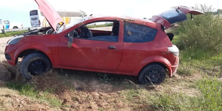 DESPISTE Y VUELCO SOBRE RUTA 5. UNA MUJER DE BRAGADO RESULTÓ AFORTUNADAMENTE ILESA 1 DESPISTE Y VUELCO SOBRE RUTA 5. UNA MUJER DE BRAGADO RESULTÓ AFORTUNADAMENTE ILESA