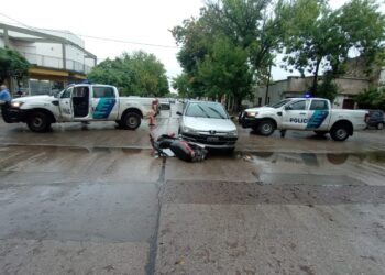 CON ASFALTO MOJADO, MANEJAR CON MAS PRUDENCIA . UNA MOTO IMPACTADA POR UN AUTO