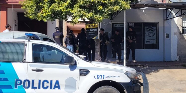 ALLANAMIENTO Y DETENCIÓN DE UNA PERSONA ACUSADA DE VENTA DE ESTUPEFACIENTES