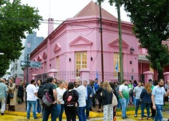ABRAZO SIMBÓLICO A LA UNNOBA EN DEFENSA DE LA EDUCACIÓN PÚBLICA
