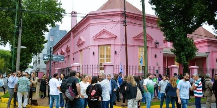 ABRAZO SIMBÓLICO A LA UNNOBA EN DEFENSA DE LA EDUCACIÓN PÚBLICA