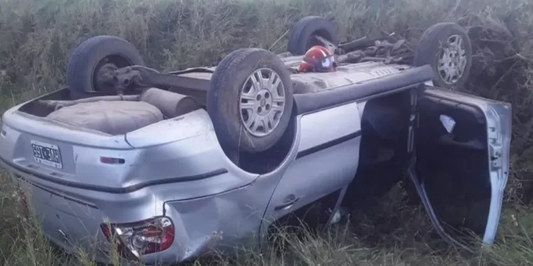 VUELCO EN EL ACCESO A COMODORO PY. UNA MUJER HERIDA