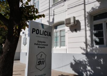 UNA MUJER EN MOTO FUE ATROPELLADA POR UN AUTO QUE SE DIO A LA FUGA
