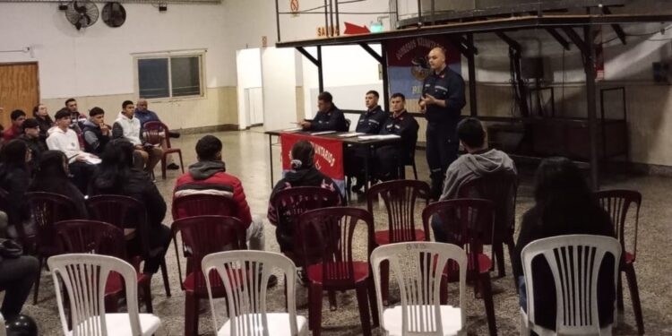 ESCUELA DE CADETES PARA LOS FUTUROS BOMBEROS VOLUNTARIOS DE BRAGADO