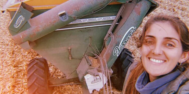 ELIANA, LA ‘GRINGA’ DE BRAGADO QUE ES FANÁTICA DE LOS TRACTORES: “SON MI PUNTO DÉBIL”