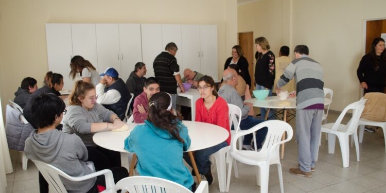 CON EL  CLIMA DE ALEGRÍA QUE LOS CARACTERIZA, COMENZARON LAS ACTIVIDADES DEL CENTRO DE DÍA MUNICIPAL