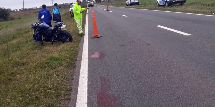 UN HOMBRE DE 73 AÑOS CON GRAVES HERIDAS AL CAER DE SU MOTO EN RUTA 5