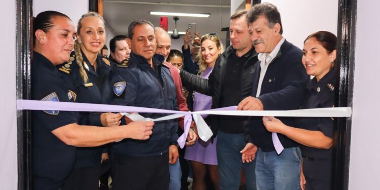 QUEDÓ INAUGURADA LA NUEVA SEDE DE LA COMISARÍA DE LA MUJER Y LA FAMILIA Y LA POLICÍA CIENTÍFICA 1 QUEDÓ INAUGURADA LA NUEVA SEDE DE LA COMISARÍA DE LA MUJER Y LA FAMILIA Y LA POLICÍA CIENTÍFICA