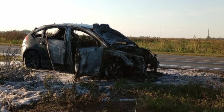 INCENDIO AUTOMOTOR SOBRE RUTA 5. SU CONDUCTOR ES DE BRAGADO