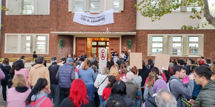 BRAGADO TAMBIEN TUVO SU EXTERIORIZACION DE PROTESTA POR LOS RECORTES PRESUPUESTARIOS A LAS UNIVERSIDADES