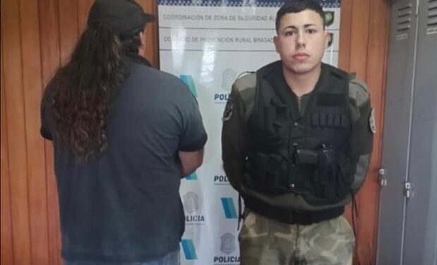 PERSONAL POLICIAL APREHENDIO A UNA PERSONA QUE TENIA PEDIDO CAPTURA ACTIVA. 1 PERSONAL POLICIAL APREHENDIO A UNA PERSONA QUE TENIA PEDIDO CAPTURA ACTIVA.