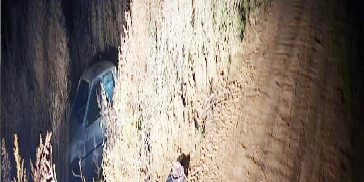 POR ESCAPAR DE UN CONTROL POLICIAL CAYO CON SU AUTO EN UN ZANJÓN