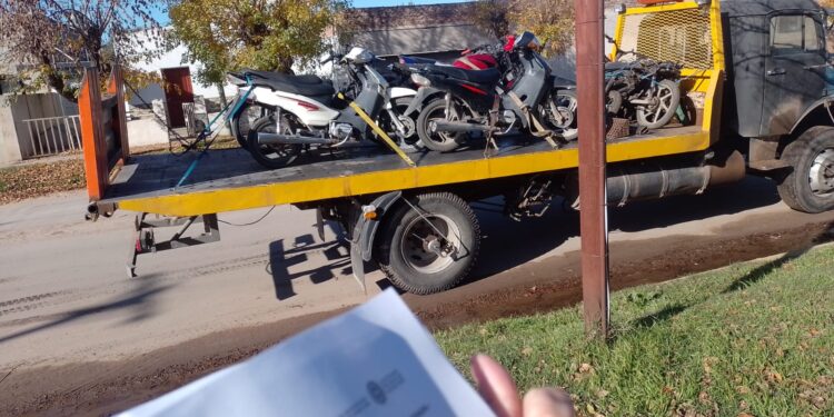 TRASLADO DE VEHÍCULOS SECUESTRADOS EN MECHITA PARA REALIZAR REFORMAS EN EL DESTACAMENTO