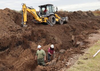 COMENZÓ LA OBRA PARA MEJORAR EL SERVICIO DE CLOACAS EN FÁTIMA