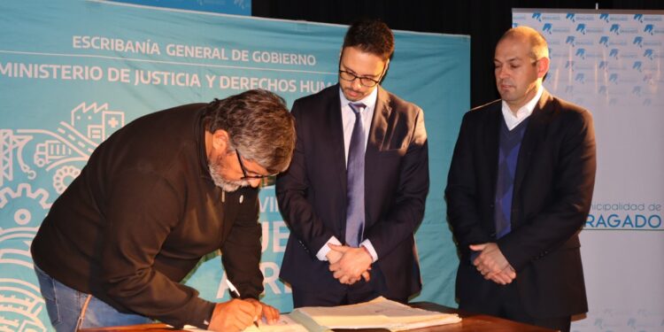 MAS DE 100 BRAGADENSES FIRMARON SU ESCRITURA 1 MAS DE 100 BRAGADENSES FIRMARON SU ESCRITURA