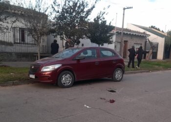 DOS MUJERES HERIDAS AL CHOCAR CON SU MOTO, UN AUTO ESTACIONADO