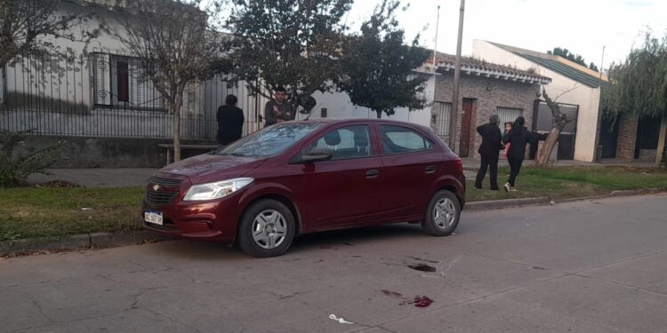 DOS MUJERES HERIDAS AL CHOCAR CON SU MOTO, UN AUTO ESTACIONADO