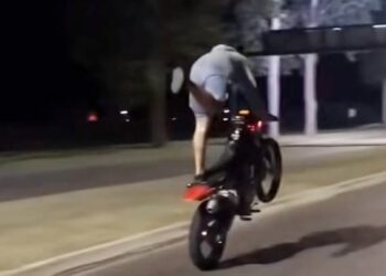 DIFÍCIL DE CREER… ALARDEAR DE CONDUCCIÓN TEMERARIA EN MOTO
