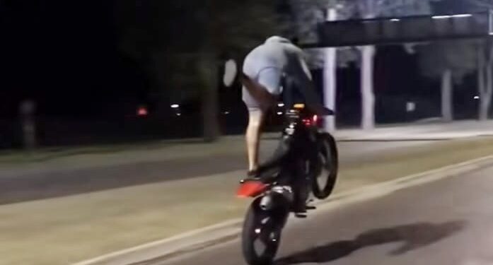 DIFÍCIL DE CREER… ALARDEAR DE CONDUCCIÓN TEMERARIA EN MOTO