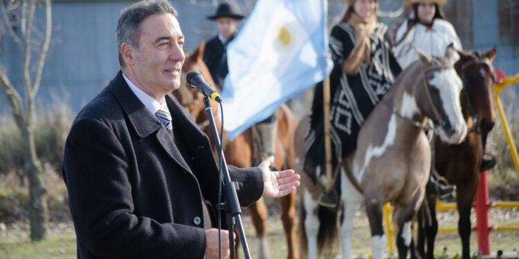 DIA DE LA BANDERA EN IRALA.  NUEVO MASTIL PARA EL PABELLÓN NACIONAL