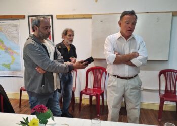 SALUDO A LOS PERIODISTAS EN LA ASOCIACIÓN ITALIANA DE BRAGADO.